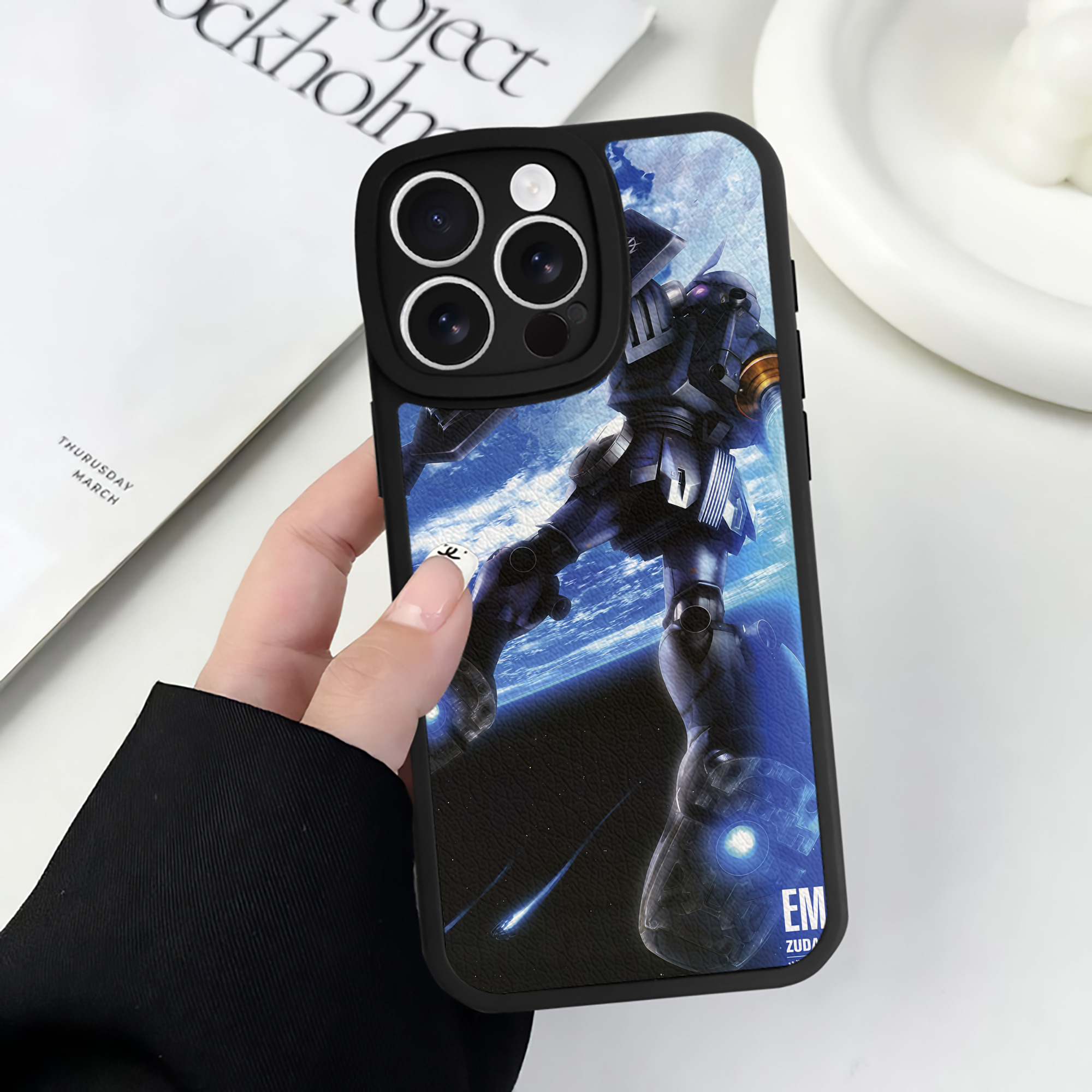（画像用） 機動戦士ガンダム Mobile Suit Gundam 【iPhone 16シリーズ対応】シリコンスマホケース（レザー調） 材質：シリコン